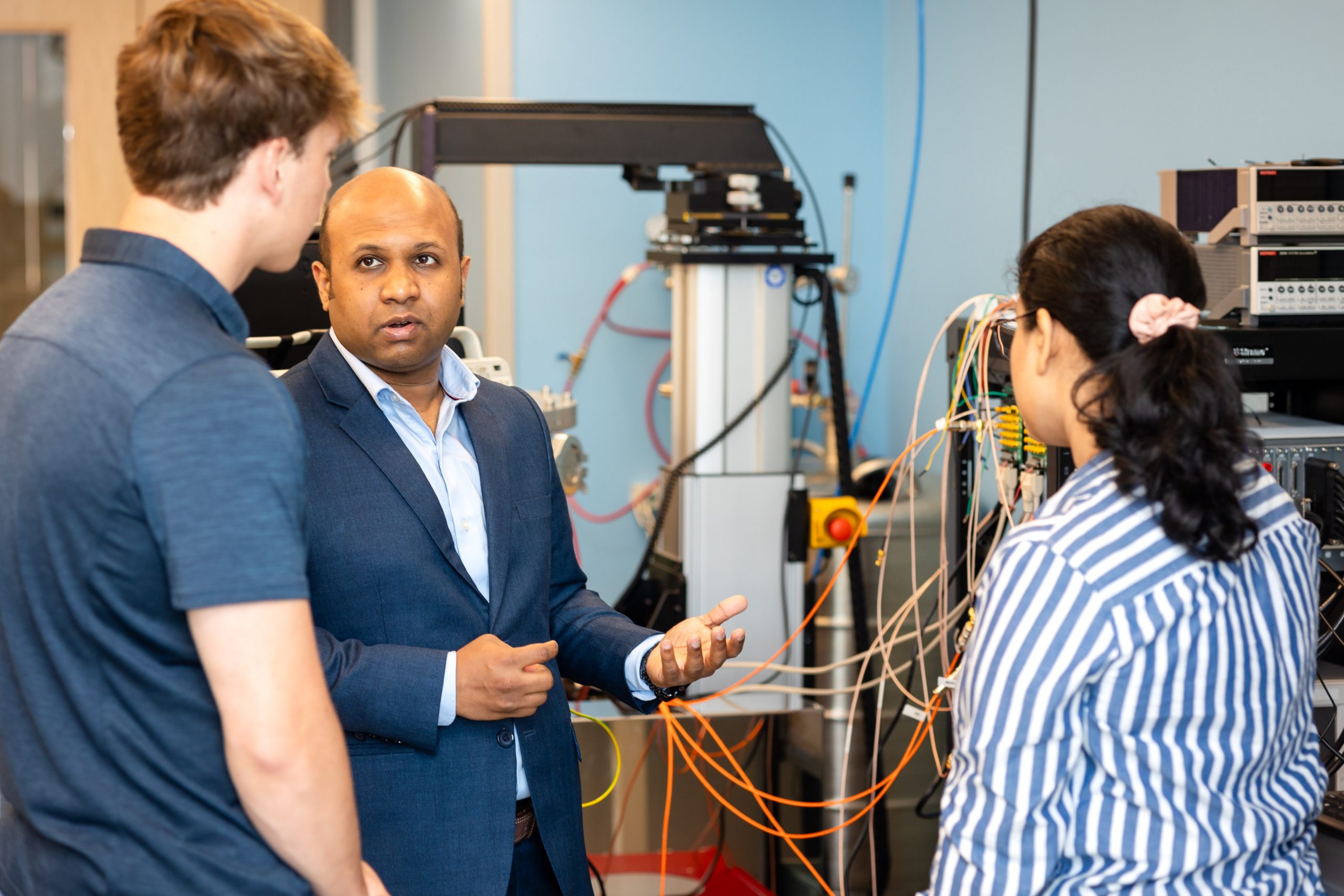 Ahmendullah Aziz speaking with students in his lab